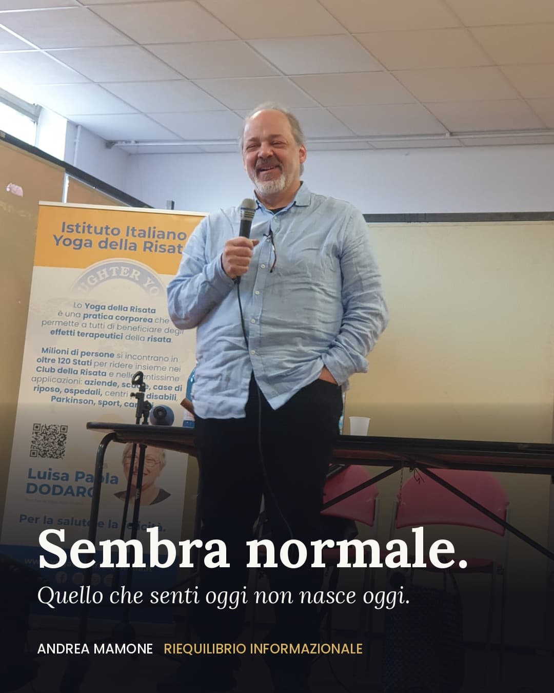 Andrea Mamone sul palco con il microfono durante una conferenza