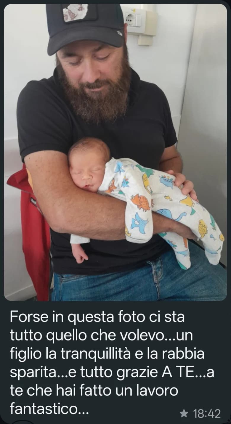 Marco con in braccio il figlio appena nato, e il suo messaggio su WhatsApp: Forse in questa foto ci sta tutto quello che volevo, un figlio, la tranquillità e la rabbia sparita.