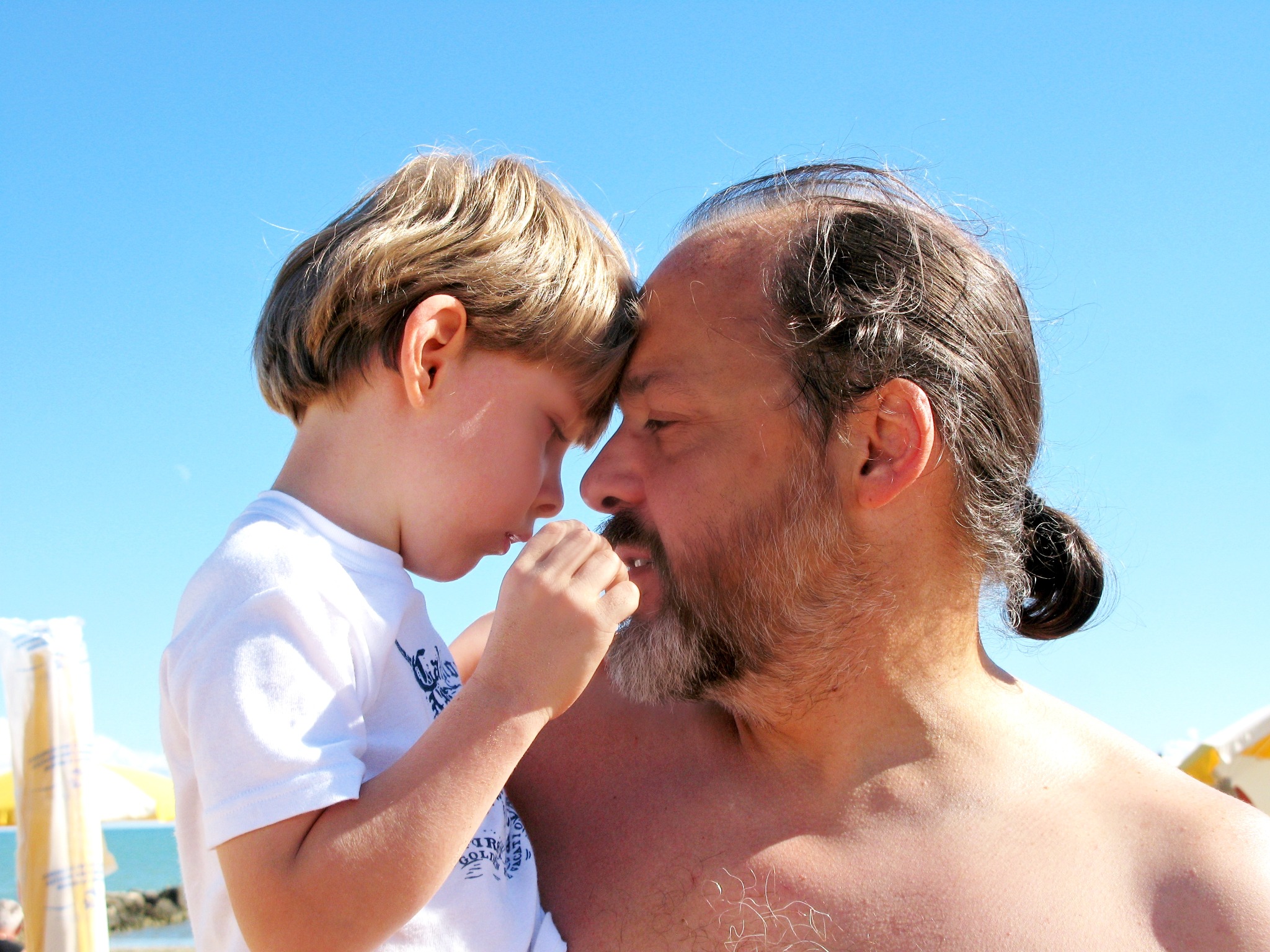 Andrea e Davide bambino con le fronti vicine, a Caorle.