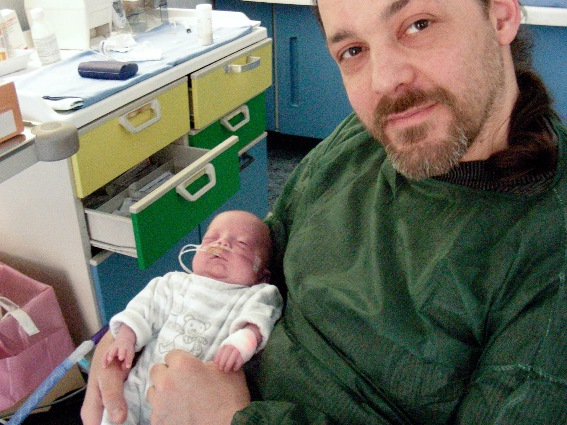 Andrea tiene in braccio Davide neonato.